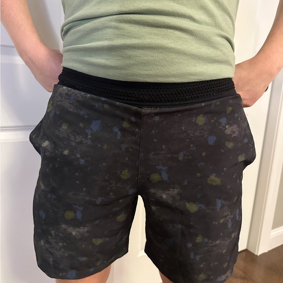 Fabletics Men’s Shorts - Picture 2 of 2